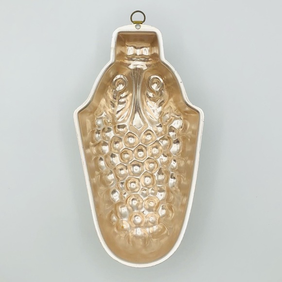 🍇 Vintage Grape Cake Pan Jell-O Mold - Picture 8 of 14